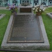 Elvis Presley Is He Still Alive Check The Spelling On The Stone