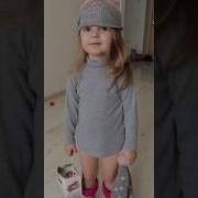 Викуся Сама Оделась И Идёт Прыгать По Грязным Лужам