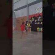 Niñas Bailando En La Escuela Finca 8